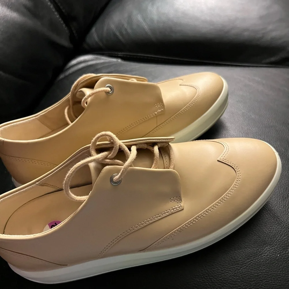 New Ecco size 10 leather cream shoes. - Picture 2 of 7